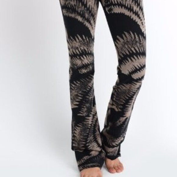 T Party black yoga pants zigzag design - Picture 2 of 3